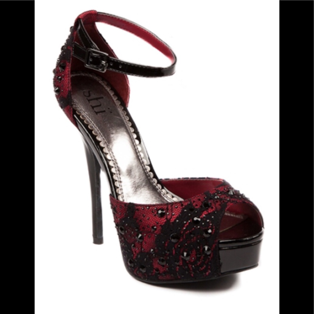 Stunning Red & Black Lace Heels 👠Ship by Journeys
